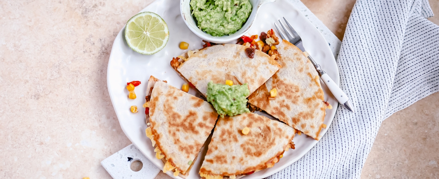 Quesadilla met kipgehakt & avocado